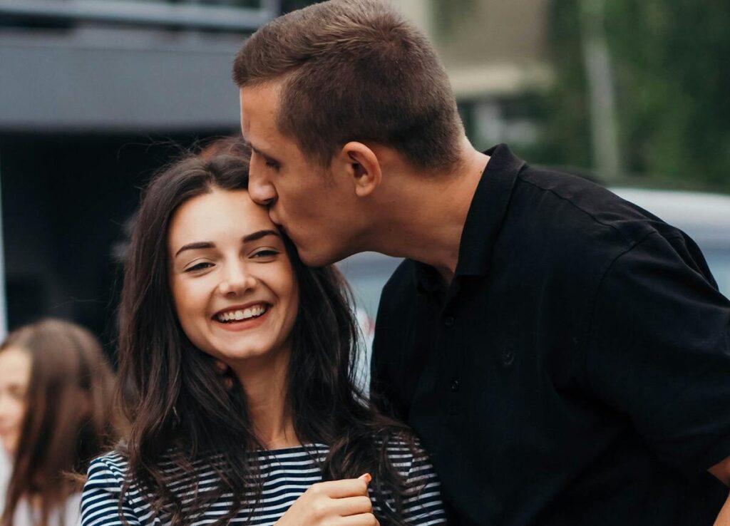 If a Guy Kisses You Before He Leaves: Here's What It Means 8 If a Guy Kisses You Before He Leaves