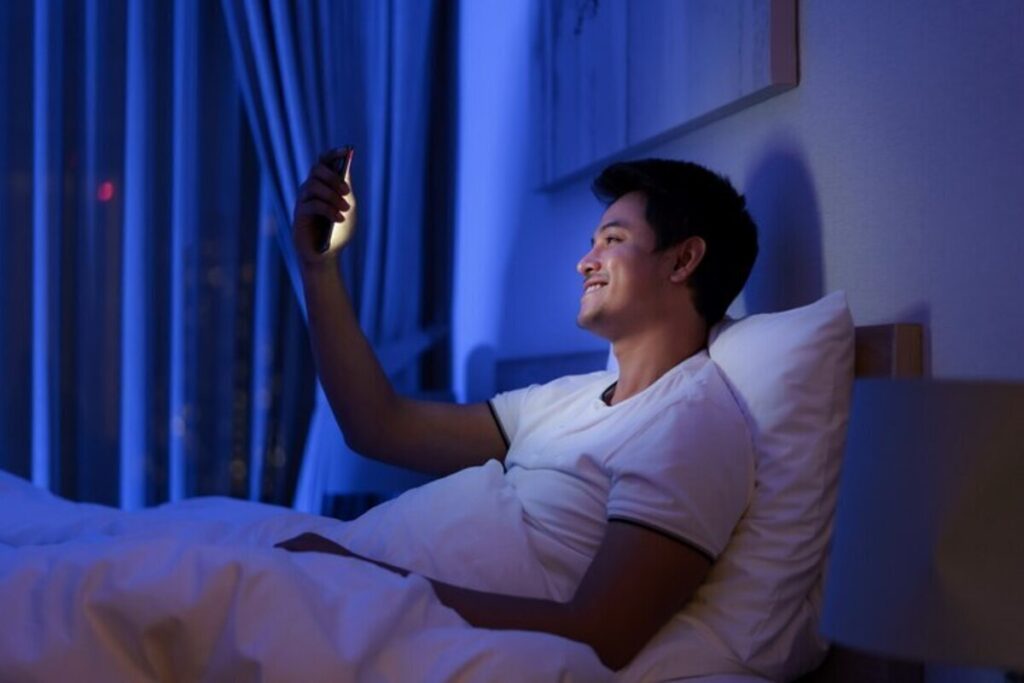 Why Do Guys Like to FaceTime at Night: 16 Surprising Reasons